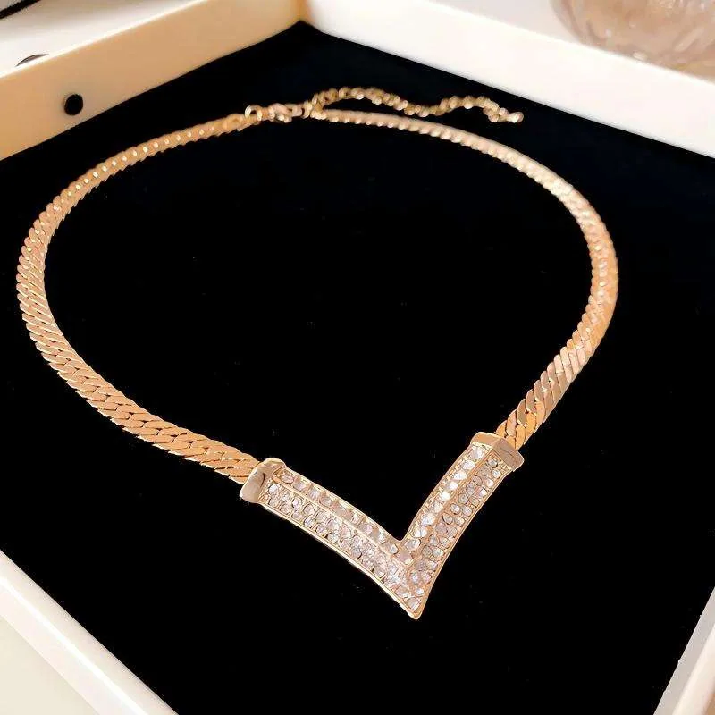 Exquisite Shiny V-shaped Diamond-encrusted Copper Alloy Snake Bone Chain Temperament with Cuban Chain Gold Clavicle Necklace view 2