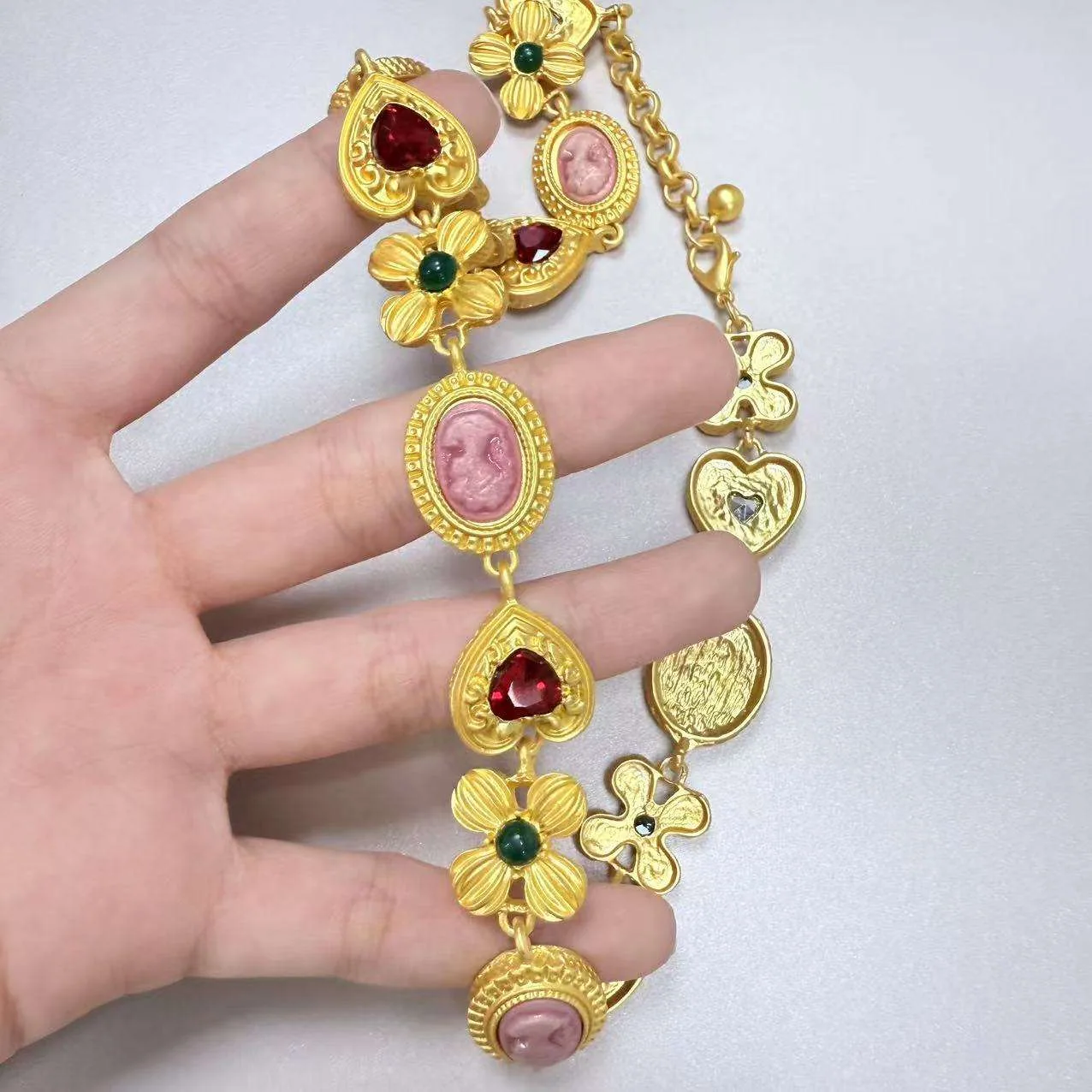 Retro Red Heart-shaped Oval pink Flowers Green Diamond-encrusted Temperament Female with Cuban Chain Gold Clavicle Necklace view 3