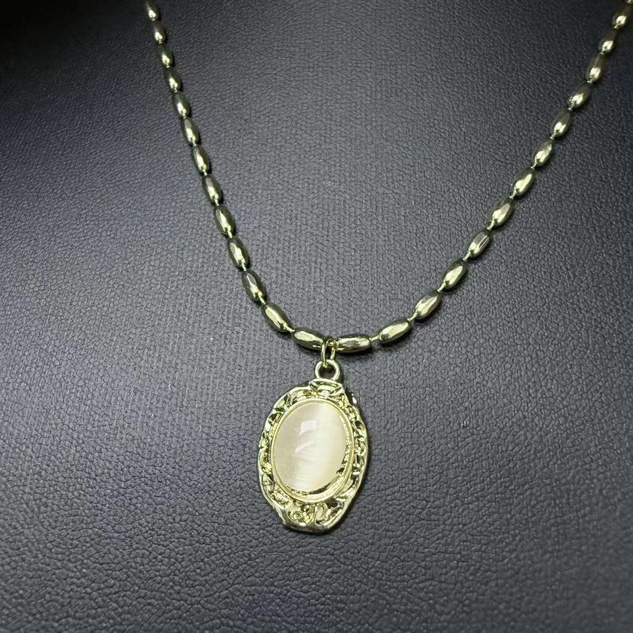 Glod Plated Jewelry Oval Diamond-encrusted Copper Alloy Temperament Women with Cuban Chain Gold Pendant Necklace view 3