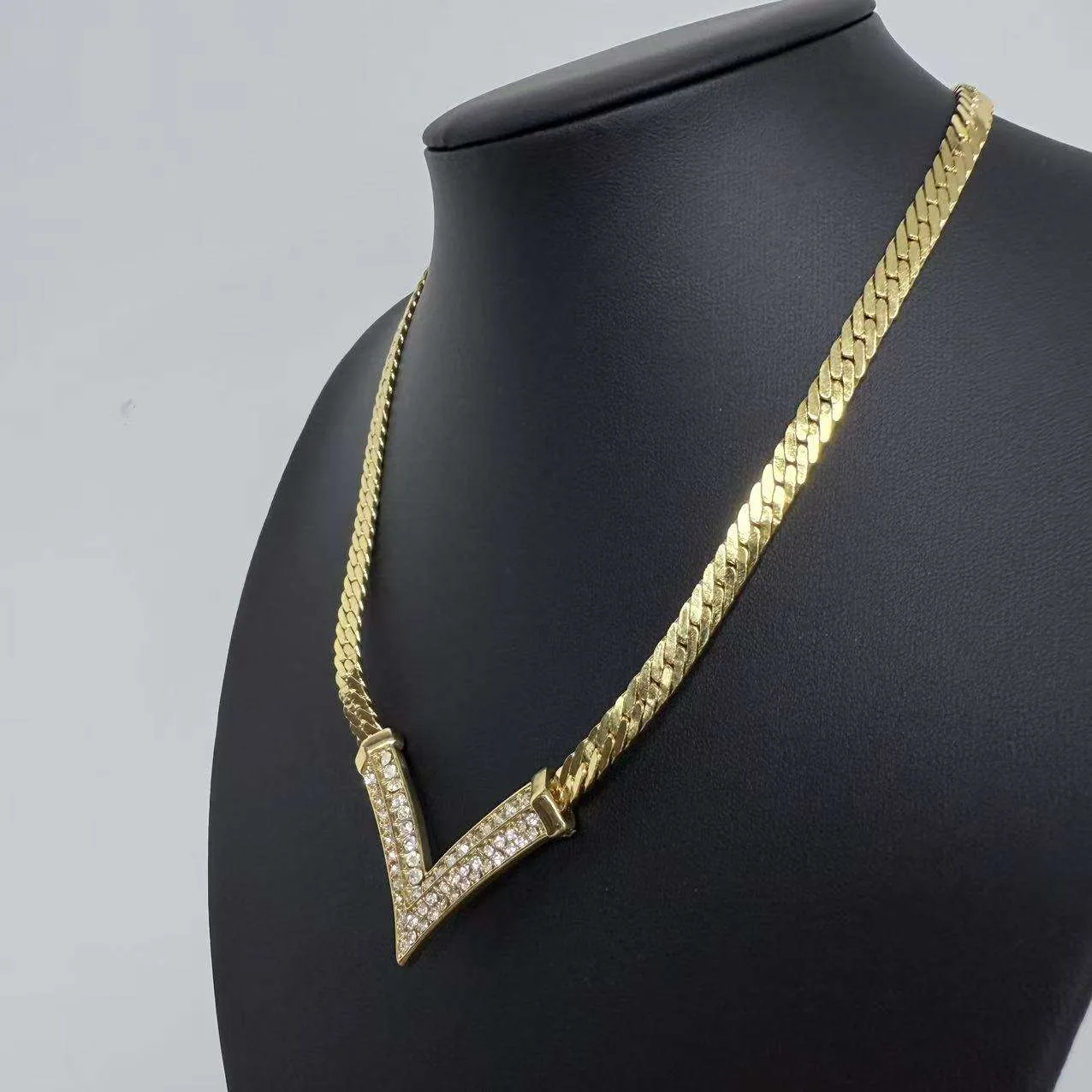 Exquisite Shiny V-shaped Diamond-encrusted Copper Alloy Snake Bone Chain Temperament with Cuban Chain Gold Clavicle Necklace