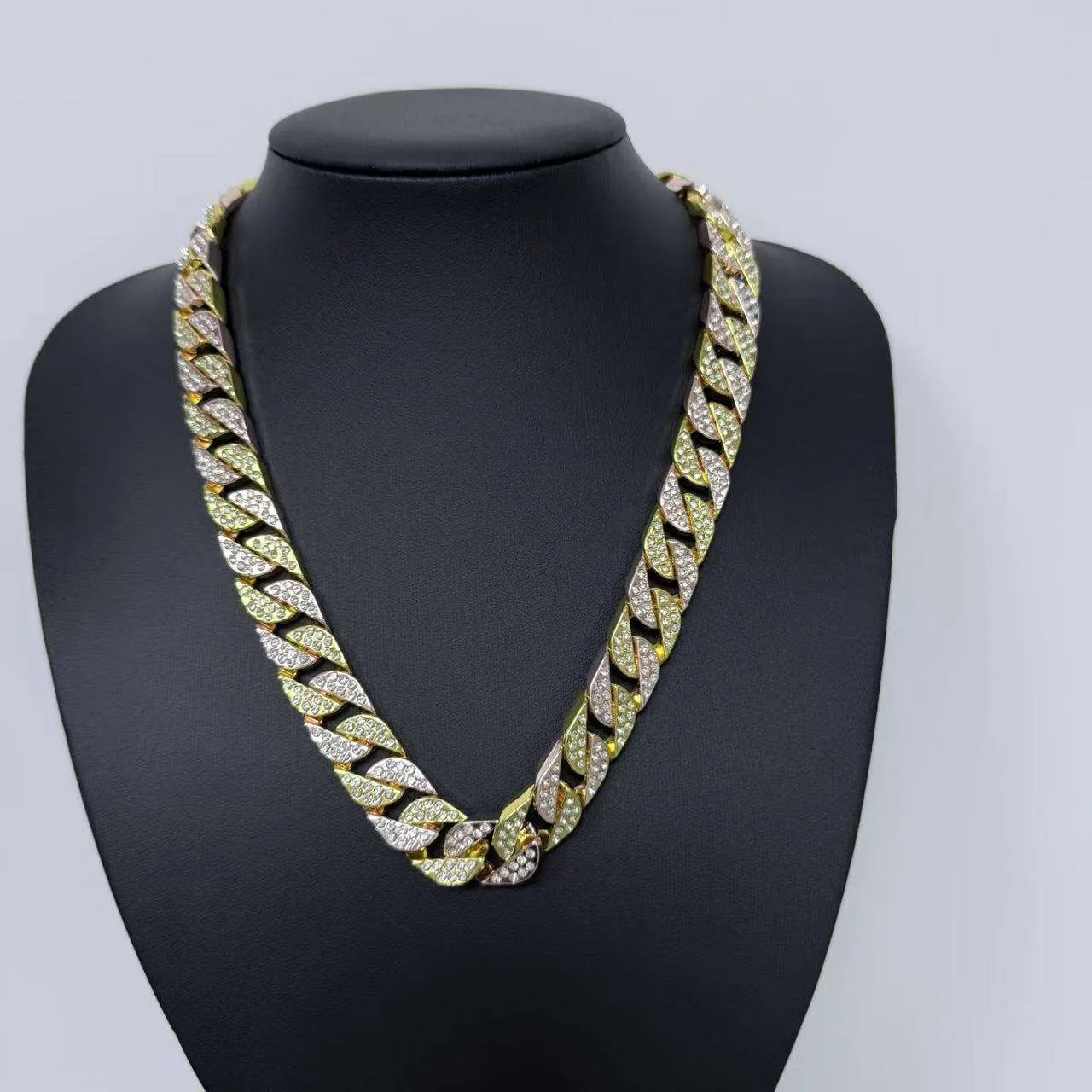 Hip-hop Iced Diamond-encrusted Copper Alloy Selling Exquisite Classic Temperament Men and Women Gift Necklaces Hip Hop Jewelry