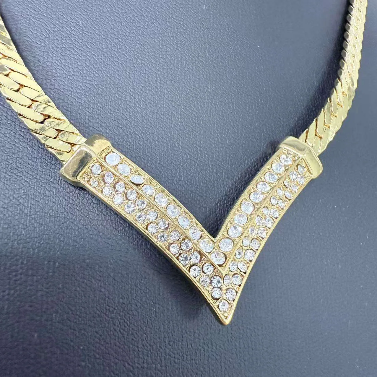 Exquisite Shiny V-shaped Diamond-encrusted Copper Alloy Snake Bone Chain Temperament with Cuban Chain Gold Clavicle Necklace view 3