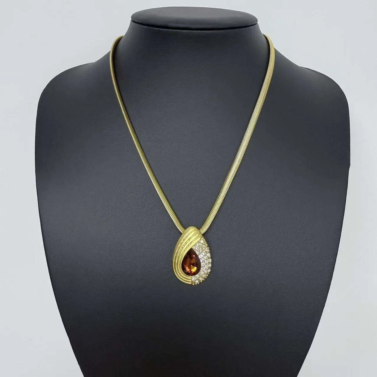 Hot-selling Exquisite Red Diamond-encrusted Copper Alloy Temperament Gold-plated Pendant Necklaces for Girls view 3