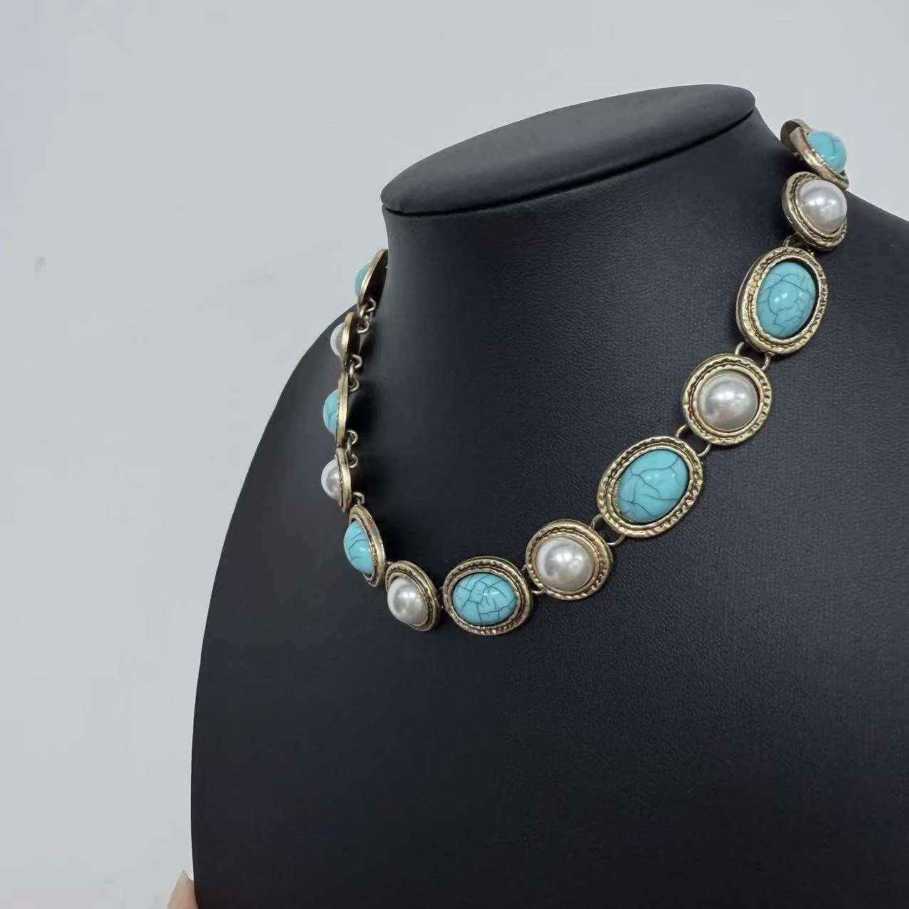 Hot Retro White Pearl Blue-green Oval Diamond-encrusted Copper Alloy Temperament Female with Cuban Chain Gold Clavicle Necklace view 2