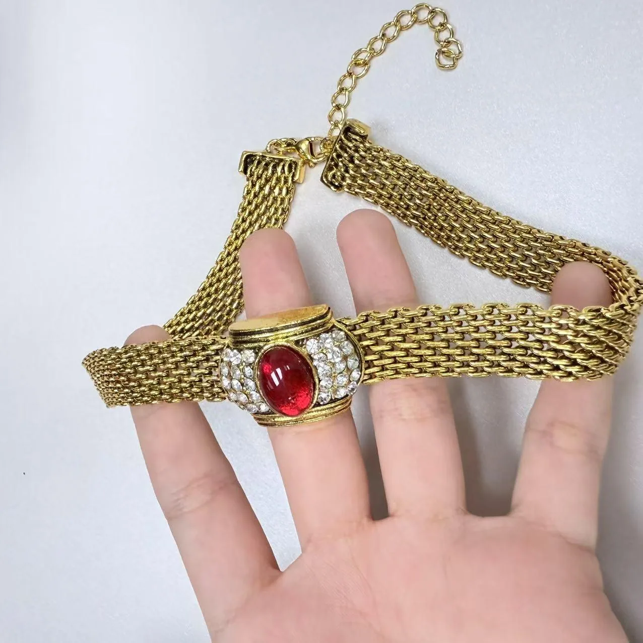 Hot Retro Red Oval Diamond-encrusted Copper Alloy Woven Mesh Chain Temperament Women with Cuban Chain Gold Clavicle Necklace view 3