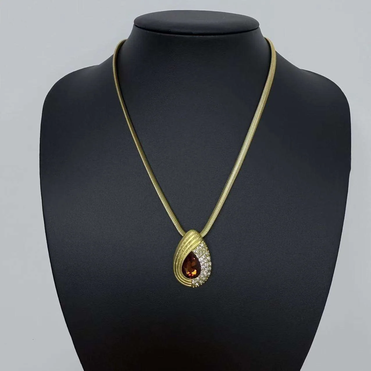 Hot-selling Exquisite Red Diamond-encrusted Copper Alloy Temperament Gold-plated Pendant Necklaces for Girls view 2